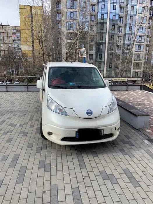 Nissan ENV200 2015 года