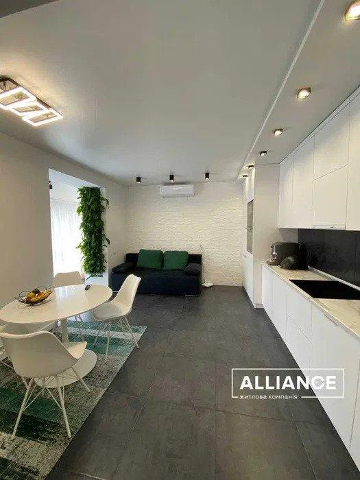 2-х кімнатна квартира з меблями та технікою. В ціні гараж та кладовка!